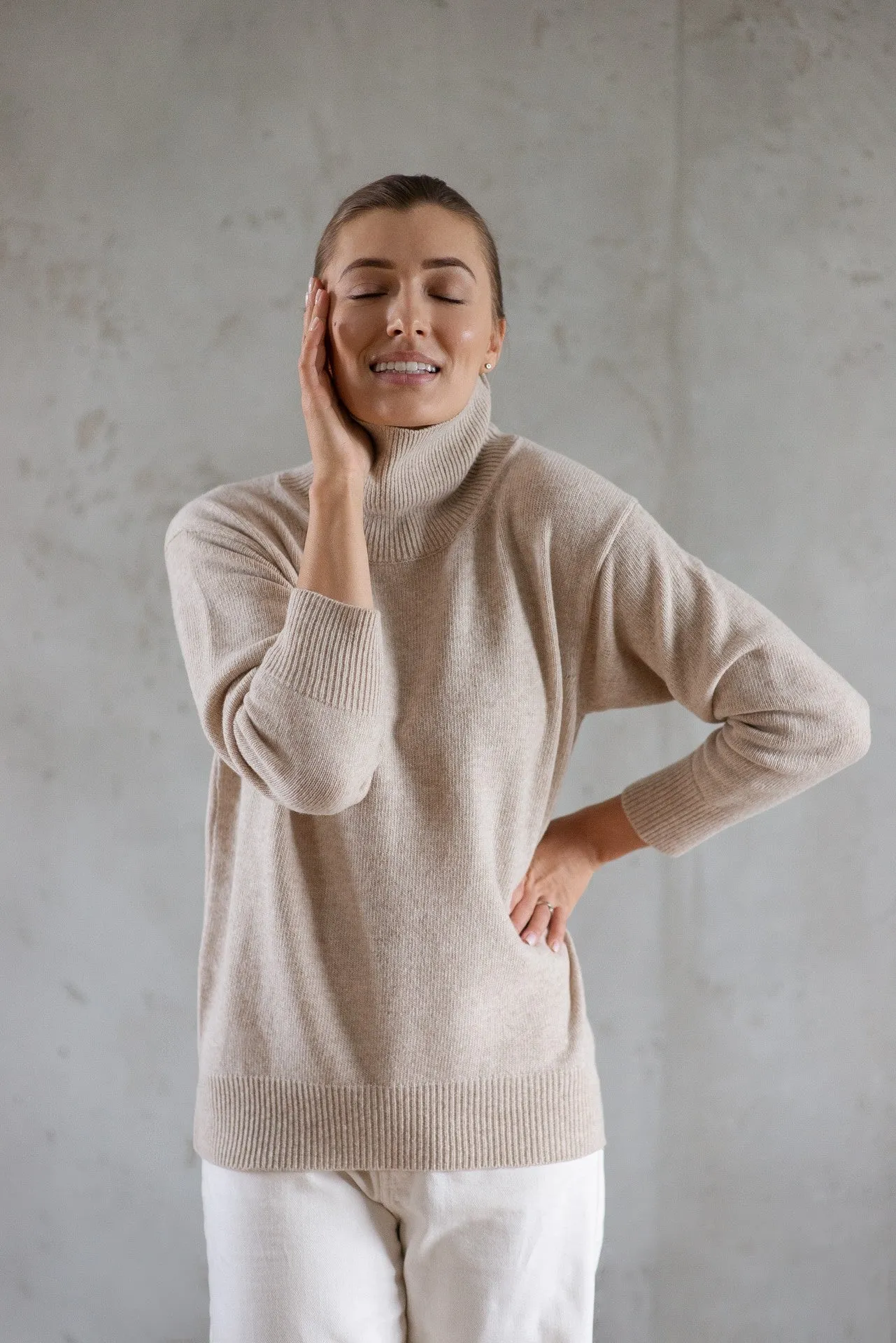 Cosy Classic Oversized Wool Turtleneck - Sand